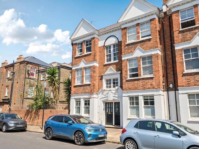 Flat for sale in Oval, Greater London