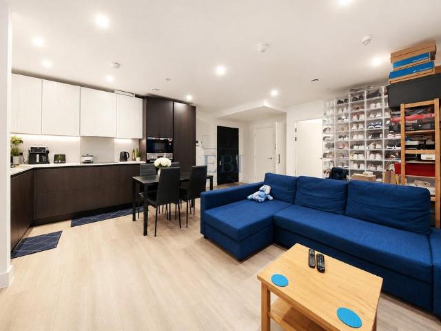 Flat for sale in London Borough of Ealing, Park Royal