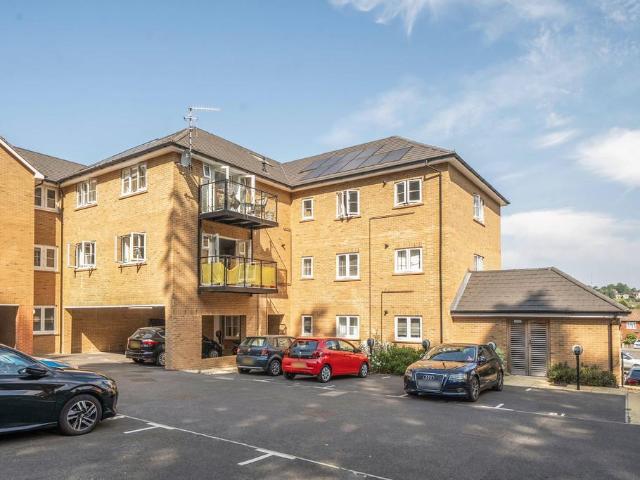 Flat for sale in Catteshall, Fole