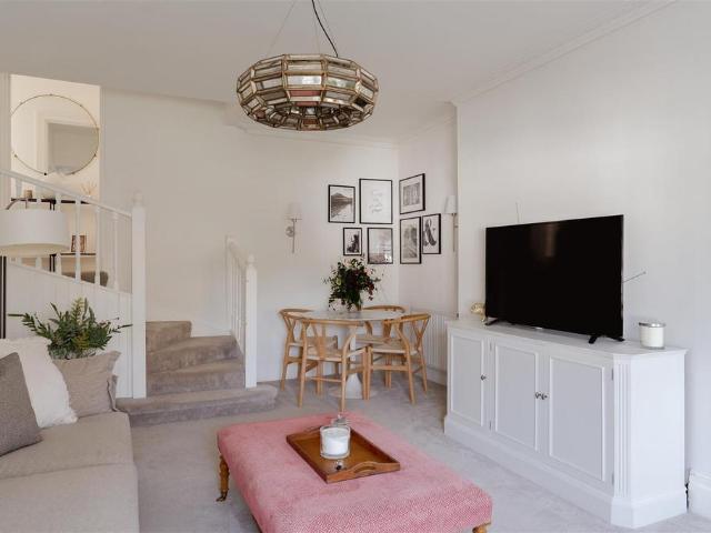 Flat for sale in Red Hill, Surrey