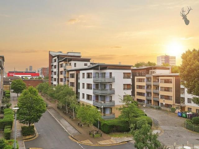Flat for sale in Bromley-by-Bow, Bow