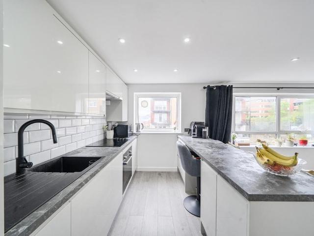 Flat for sale in Batchworth