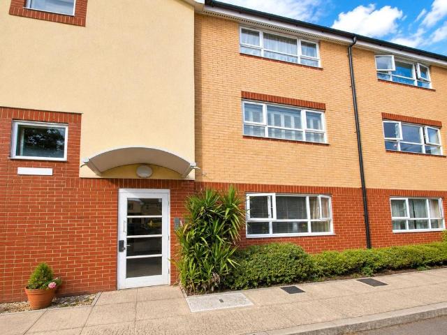 Flat for sale in London Borough of Hounslow, Feltham