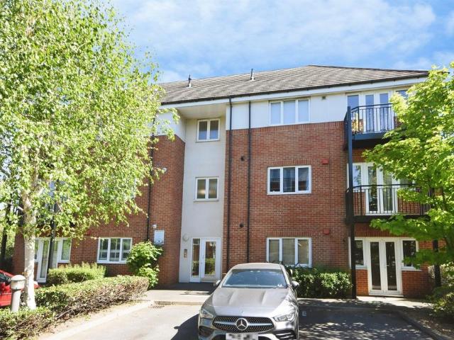 Flat for sale in Gidea Park, Greater London