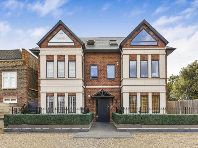 Flat for sale in London Borough of Ealing, Greater London