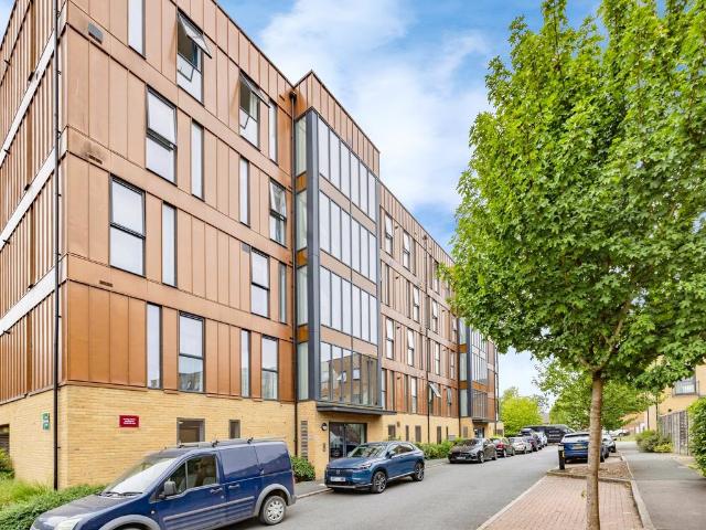Flat for sale in Elstree and Borehamwood, Borehamwood