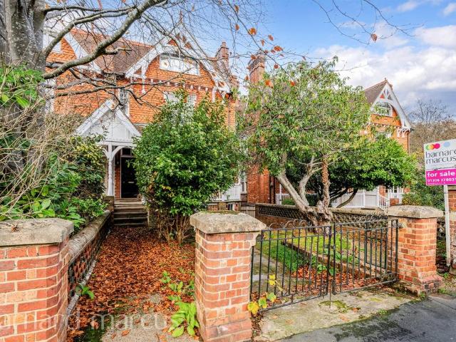 Flat for sale in Tower Hill, Pachesham Park