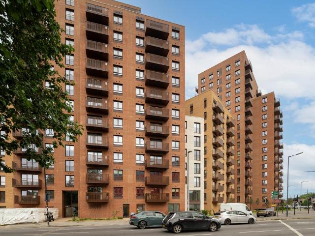 Flat for sale in London Borough of Ealing, Park Royal