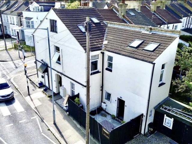 Flat for sale in Alton Barnes, Essex