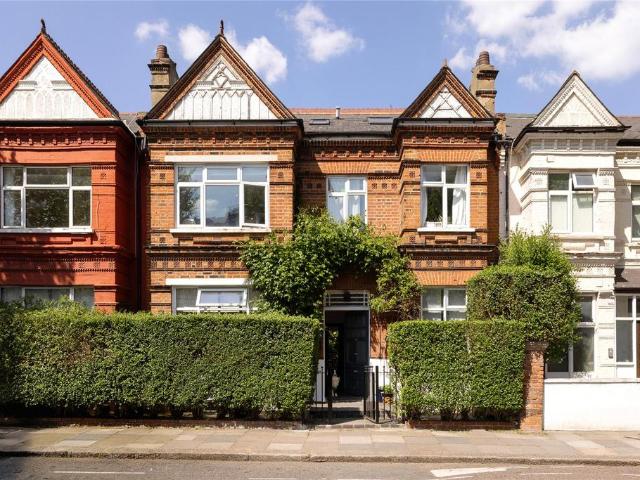 Flat for sale in Queen's Park, Greater London