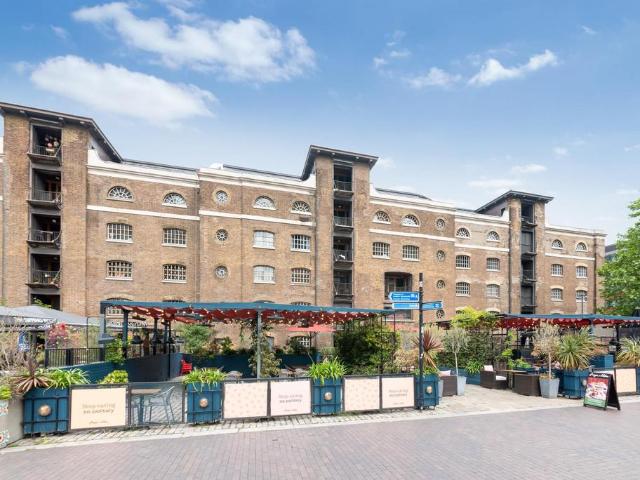 Flat for sale in Canary Wharf, Greater London