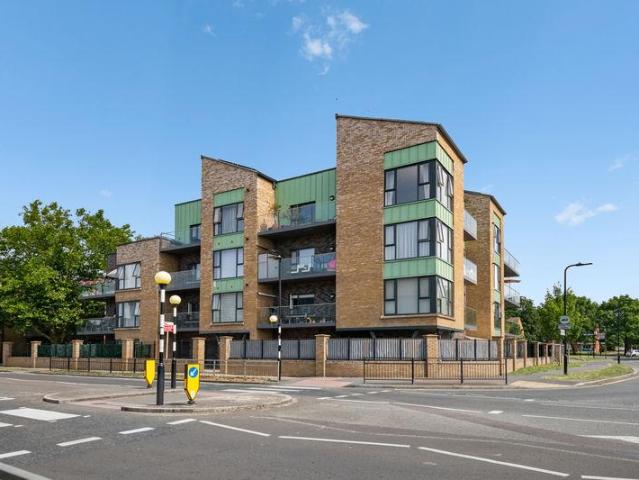 Flat for sale in London Borough of Ealing, Greater London