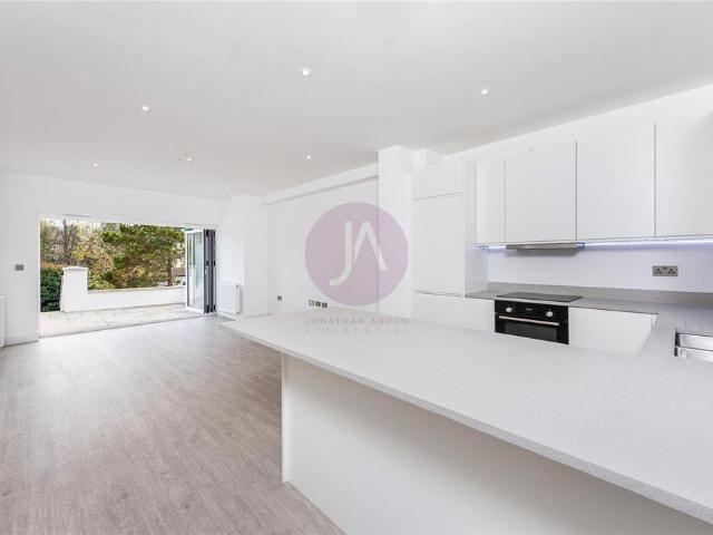 Flat for sale in Hendon, Greater London
