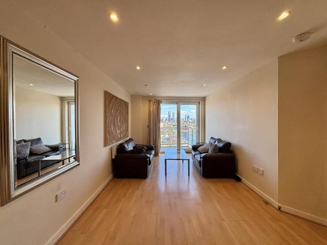 Flat for sale in Salford Quays, Salford