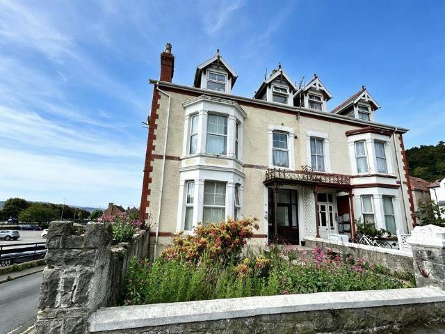 Flat for sale in Llandudno, Wales