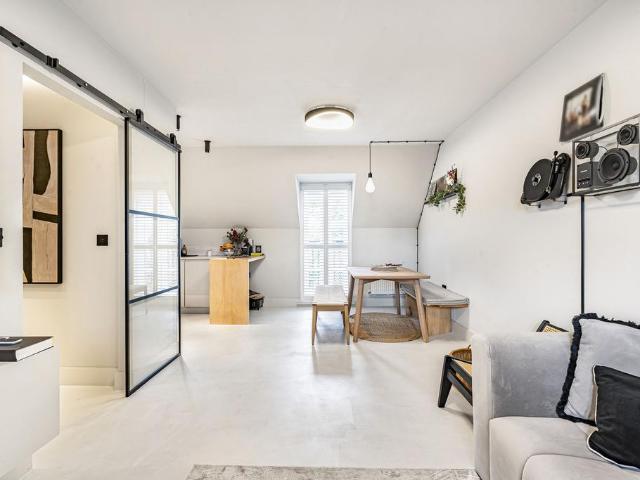 Flat for sale in Red Hill, Surrey