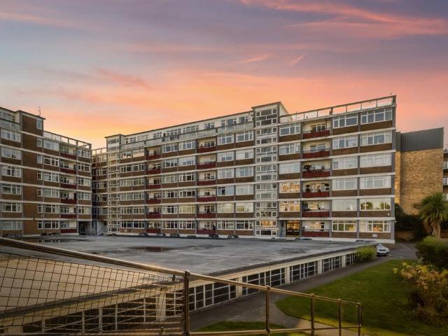 Flat for sale in Compton Acres, Barton In Fabis