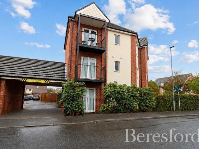 Flat for sale in Chipping Hill, Essex