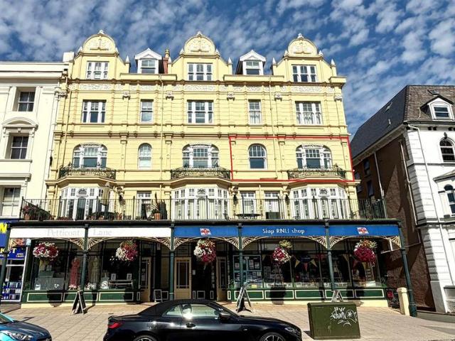 Flat for sale in Llandudno, Wales