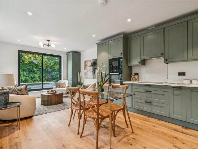 Flat for sale in Balham, Greater London