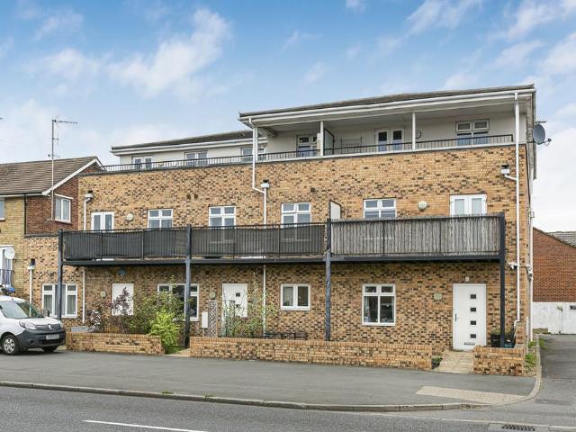 Flat for sale in Sunbury, Surrey