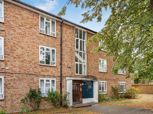 Flat for sale in Streatham, Greater London
