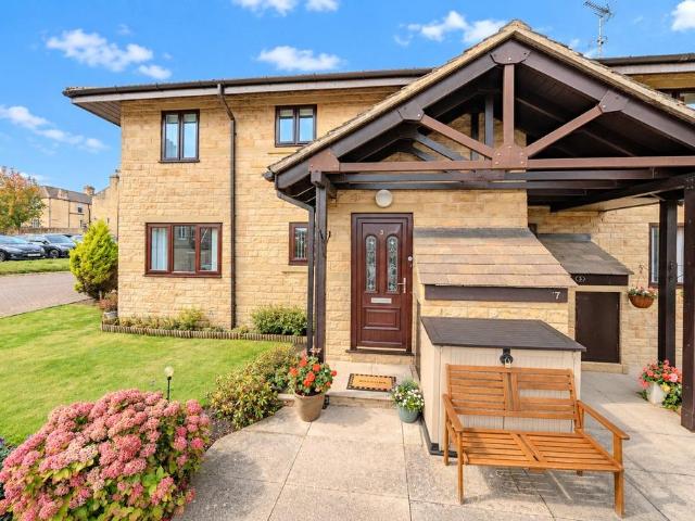 Flat for sale in Farsley, Leeds