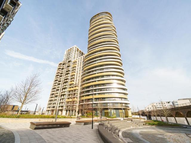 Flat for sale in North Kensington, Greater London