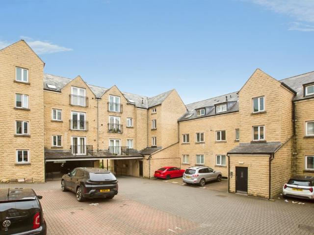 Flat for sale in Akroydon, Halifax