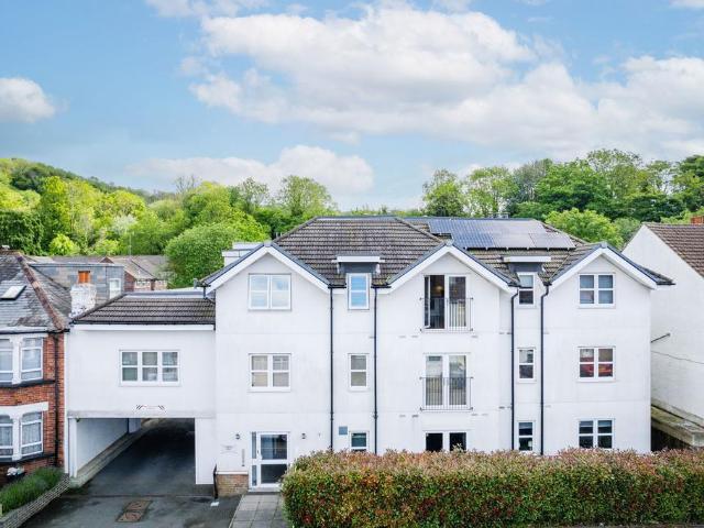 Flat for sale in Hillview, Surrey