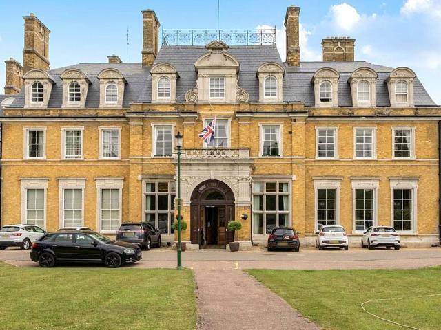 Flat for sale in Batchworth, Hertfordshire