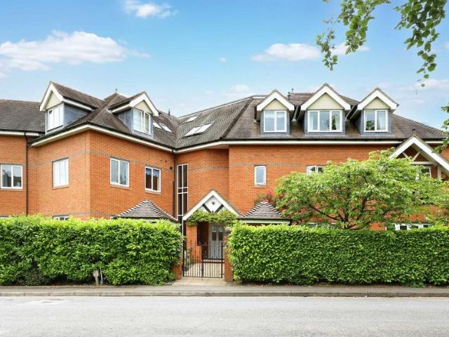 Flat for sale in Beaconsfield, Knotty Green