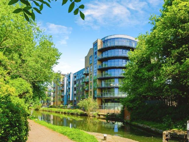 Flat for sale in Pouchen End, Hertfordshire