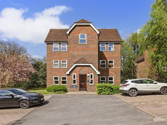 Flat for sale in Totteridge, Cressex