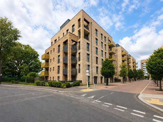 Flat for sale in London Borough of Hounslow, Greater London