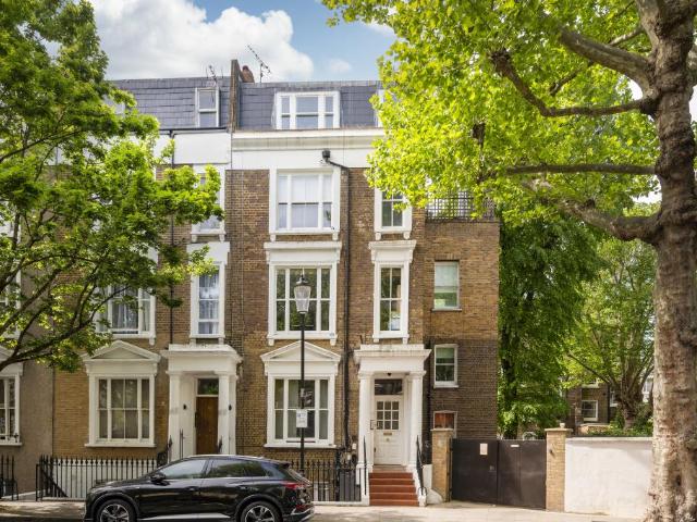 Flat for sale in Royal Borough of Kensington and Chelsea, Greater London