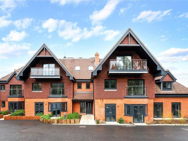 Flat for sale in Hillview, Surrey