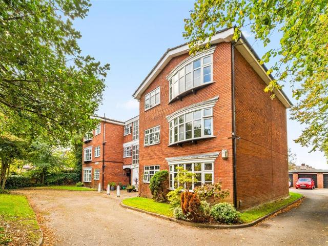 Flat for sale in Sale, Trafford