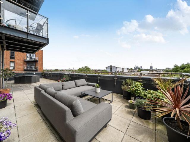 Flat for sale in London Borough of Ealing, Greater London