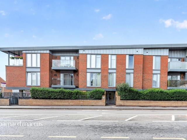 Flat for sale in Epsom, Surrey