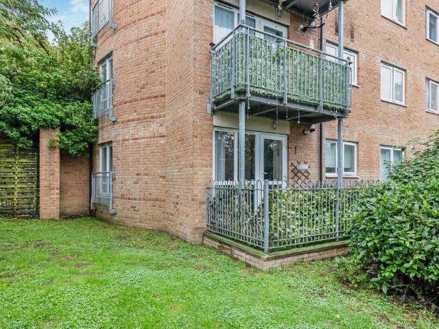 Flat for sale in Totteridge, Buckinghamshire