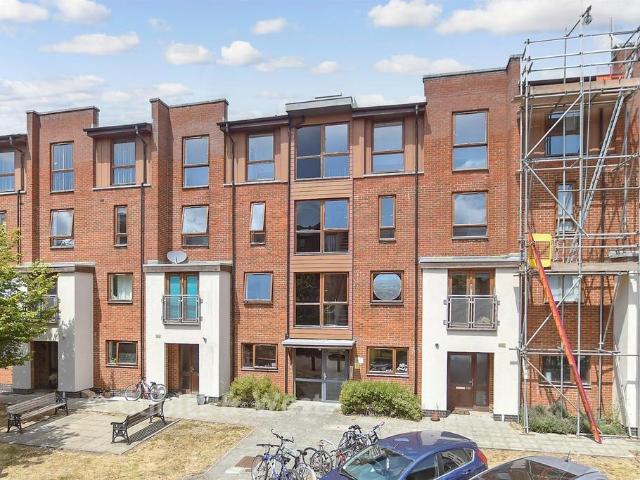 Flat for sale in Three Bridges, Glynde