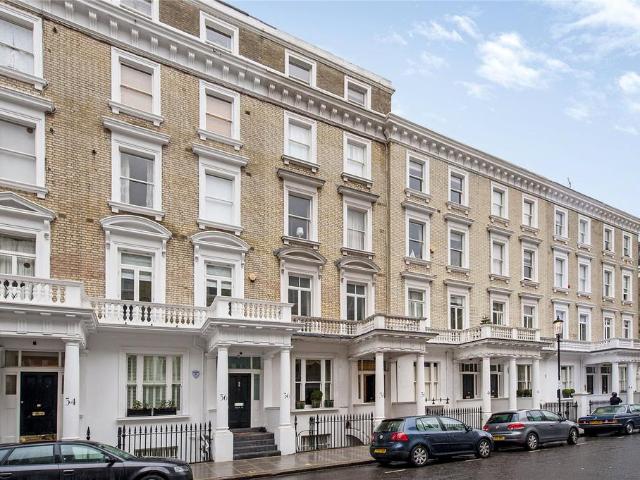 Flat for sale in Earl's Court, Greater London