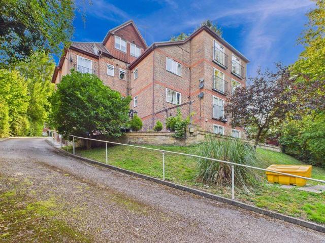 Flat for sale in London Borough of Croydon, Cat Hill