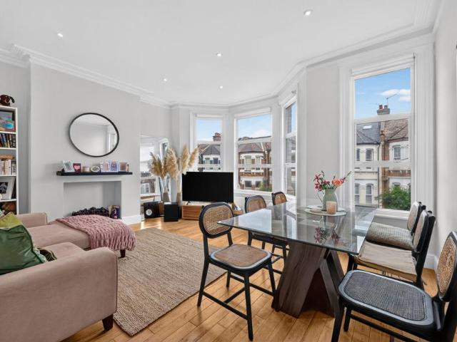 Flat for sale in Harlesden, Greater London