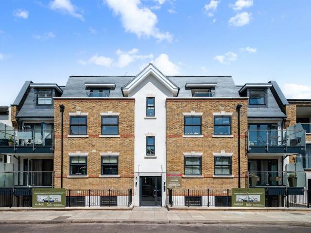 Flat for sale in London Borough of Ealing, Greater London