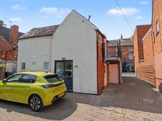 Flat for sale in Alderminster, Warwickshire