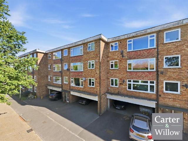 Flat for sale in London Borough of Barking and Dagenham, Greater London