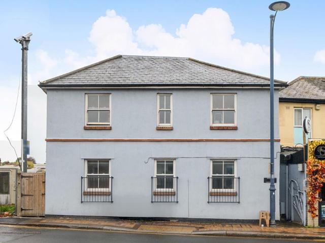 Flat for sale in Addlestone, Runnymede