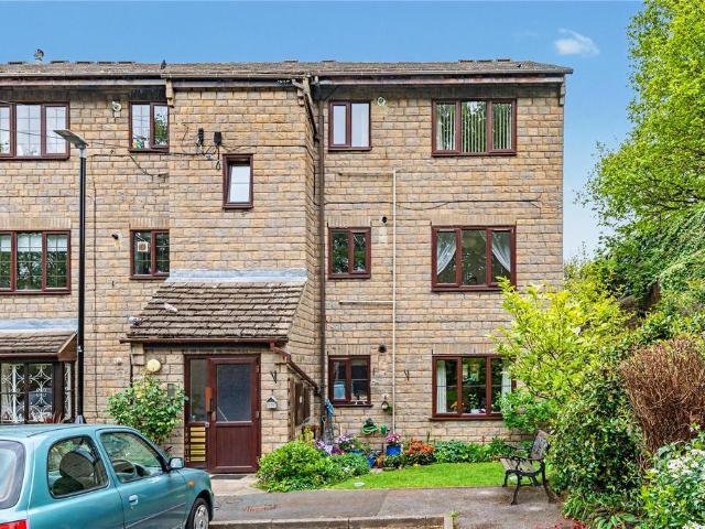 Flat for sale in Farsley, West Yorkshire